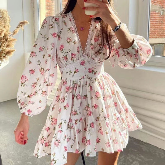 Lina – Robe à Imprimé Léger avec Décolleté en V et Dentelle Romantique