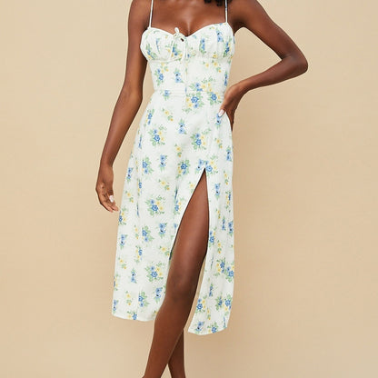 Fiora – Robe Longue Fleurie à Bretelles Fines, Taille Marquée & Fente Latérale